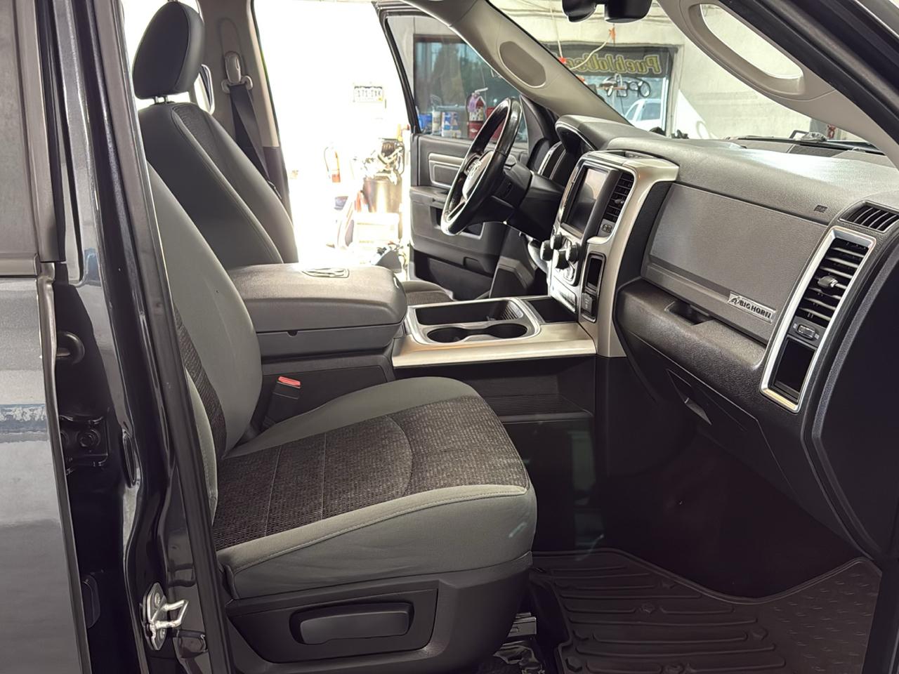 RAM 1500 Big Horn Crew Cab 4WD 2016