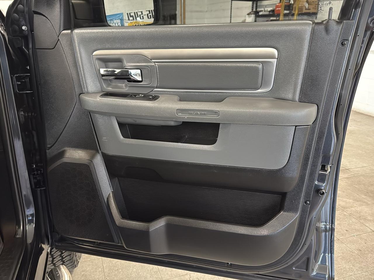 RAM 1500 Big Horn Crew Cab 4WD 2016
