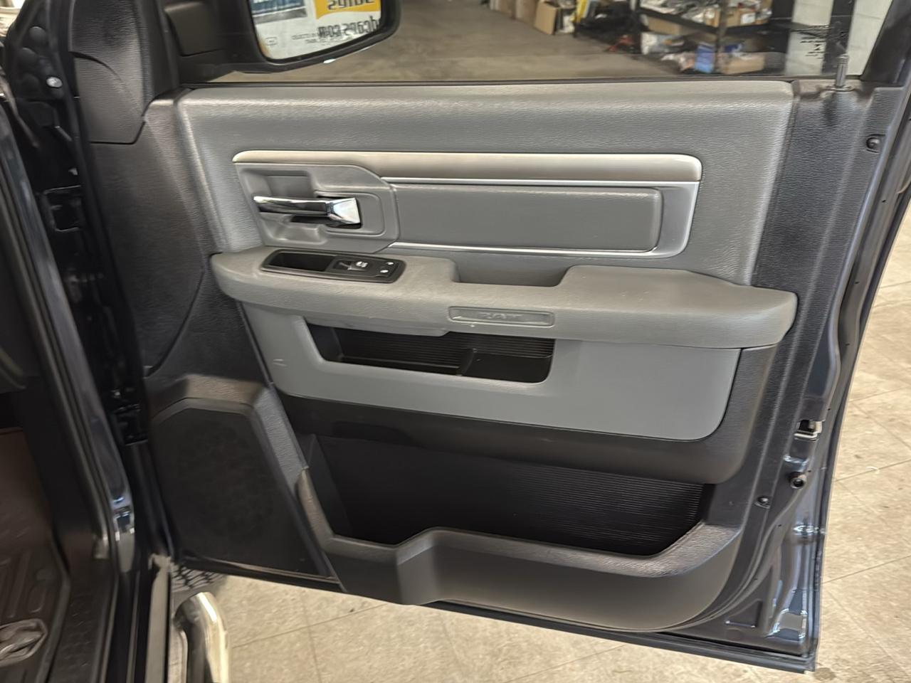 RAM 1500 Big Horn Crew Cab 4WD 2016