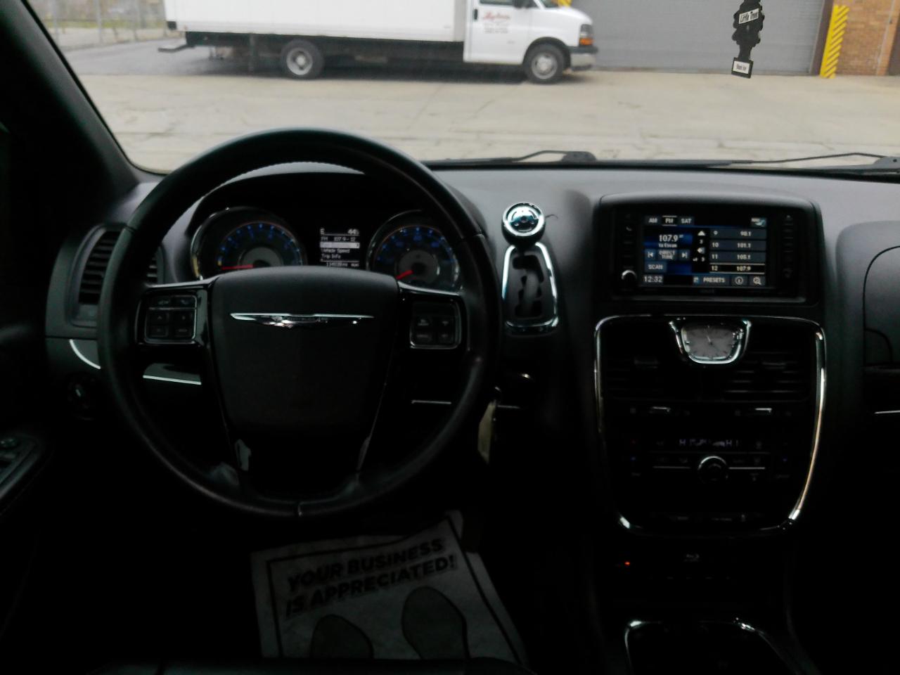 Chrysler Town & Country S 2015