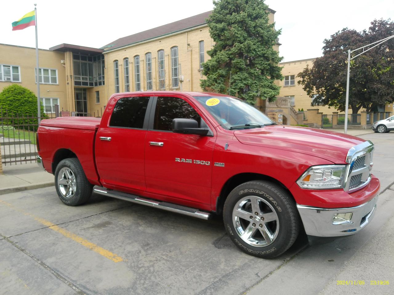RAM 1500 SLT Crew Cab 4WD 2012