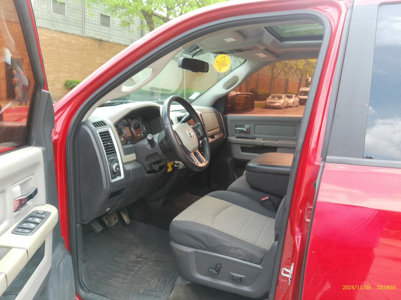RAM 1500 SLT Crew Cab 4WD 2012