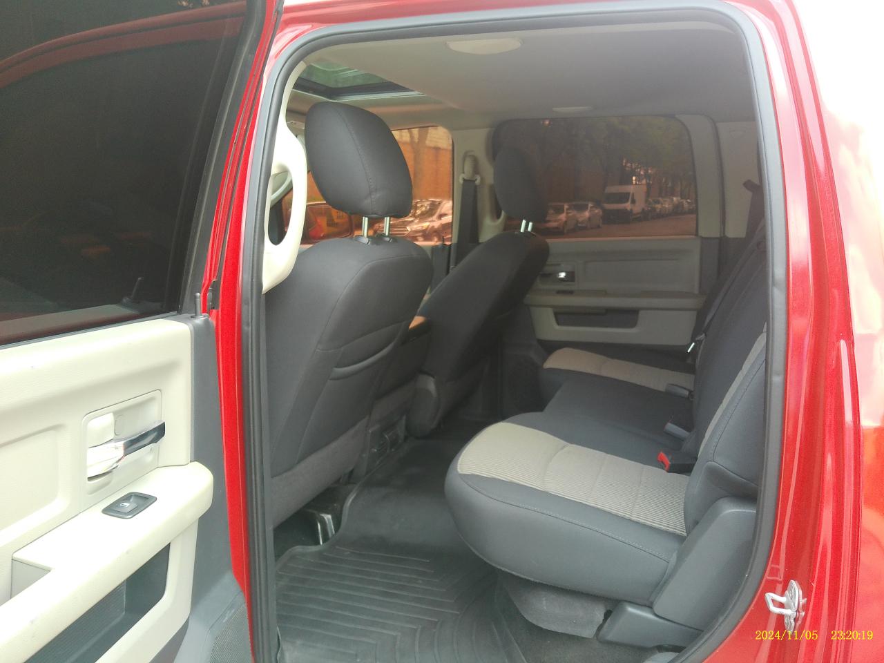 RAM 1500 SLT Crew Cab 4WD 2012