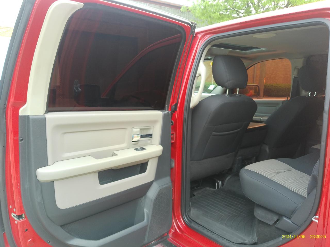 RAM 1500 SLT Crew Cab 4WD 2012
