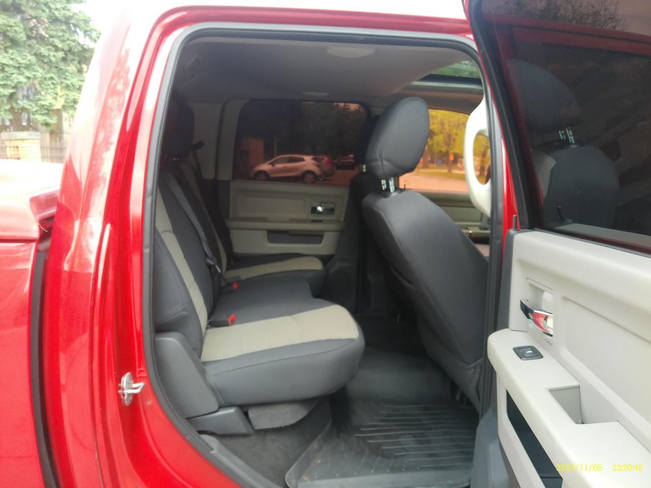 RAM 1500 SLT Crew Cab 4WD 2012