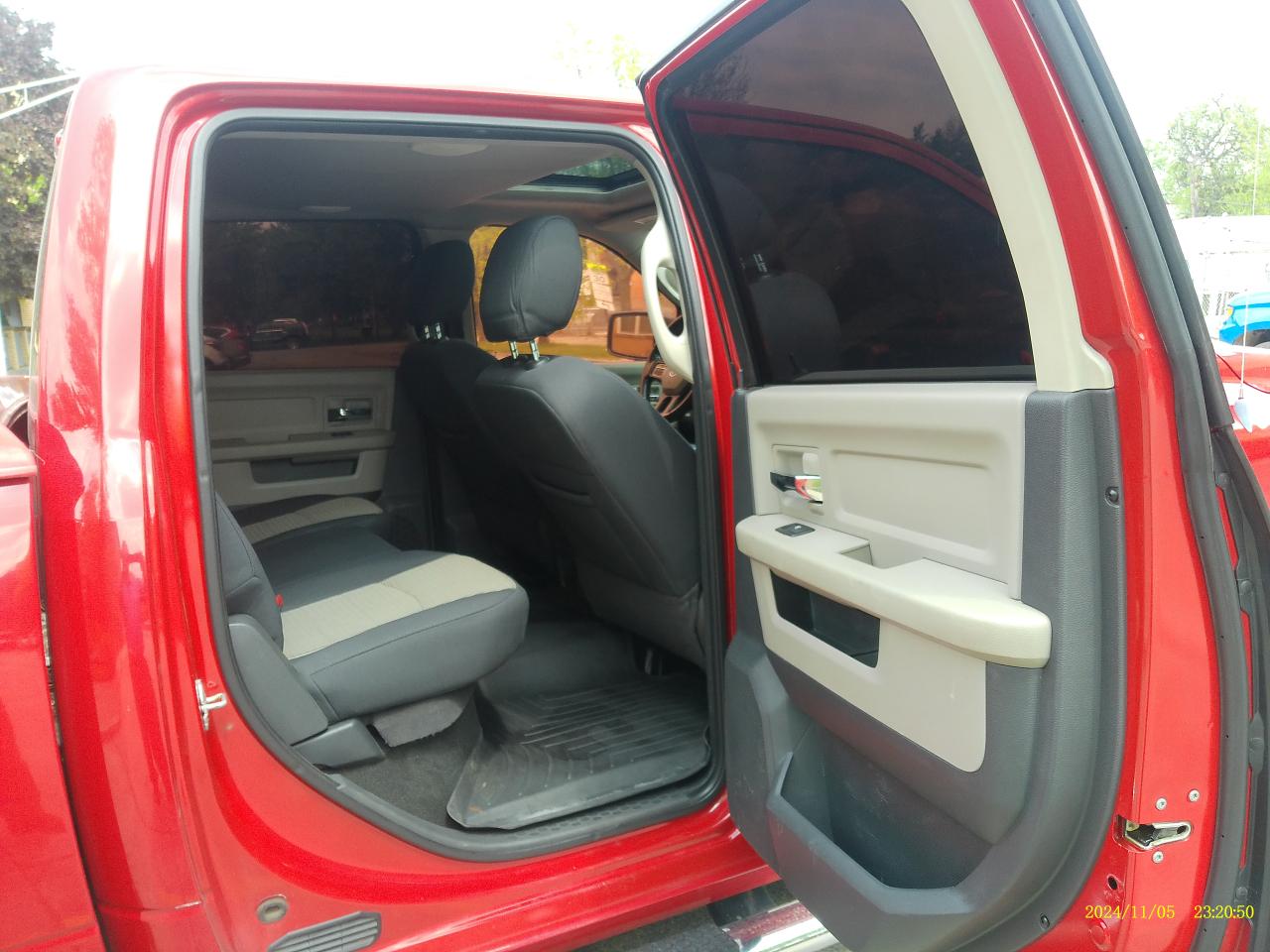 RAM 1500 SLT Crew Cab 4WD 2012