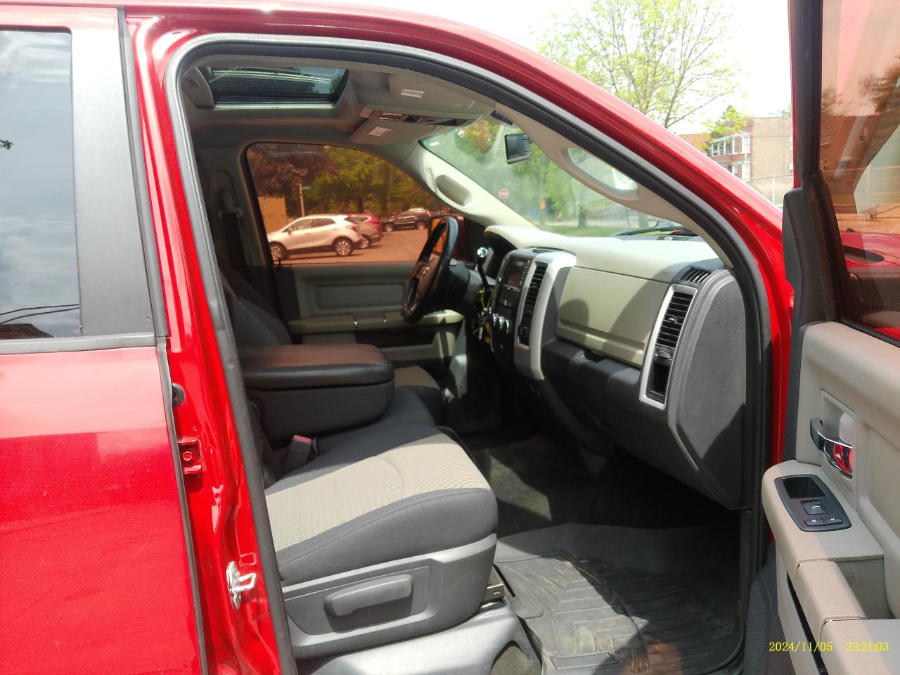 RAM 1500 SLT Crew Cab 4WD 2012