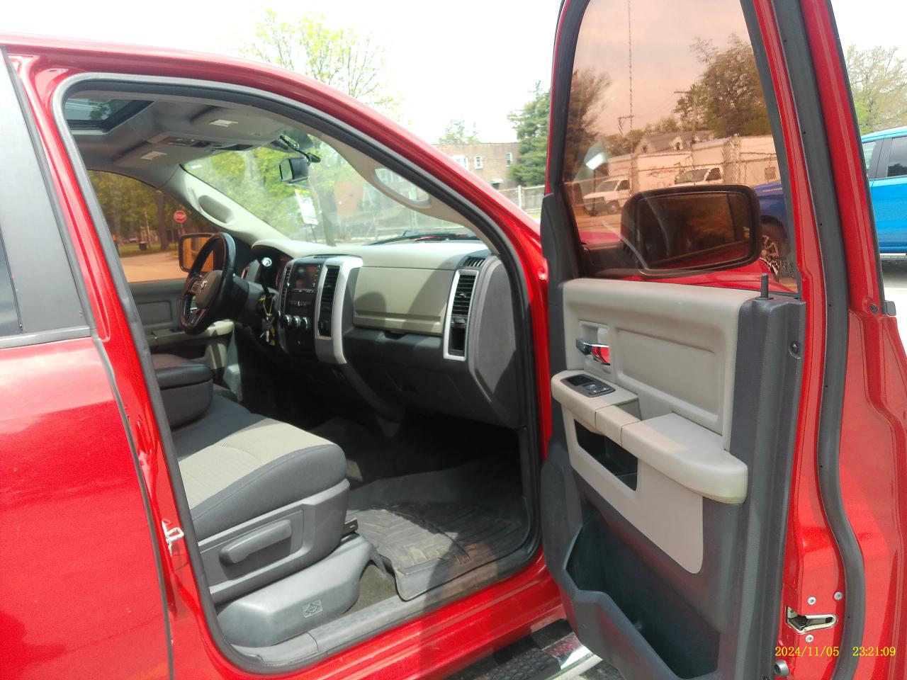 RAM 1500 SLT Crew Cab 4WD 2012