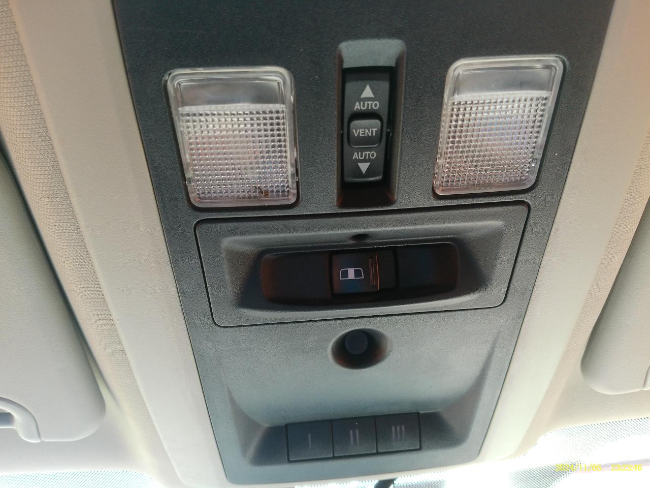 RAM 1500 SLT Crew Cab 4WD 2012