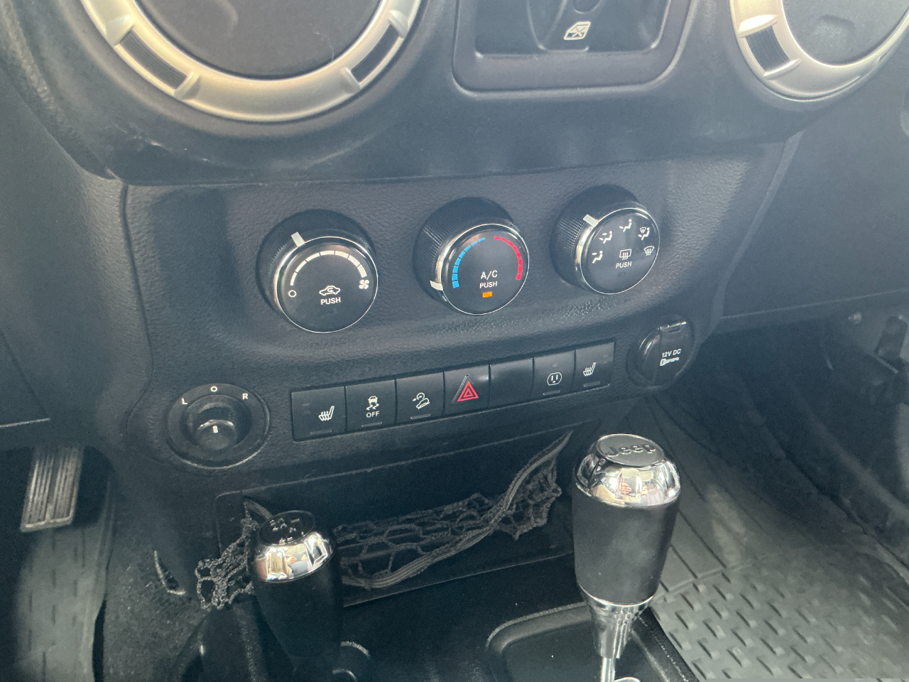 2013 Jeep Wrangler Sahara photo 13