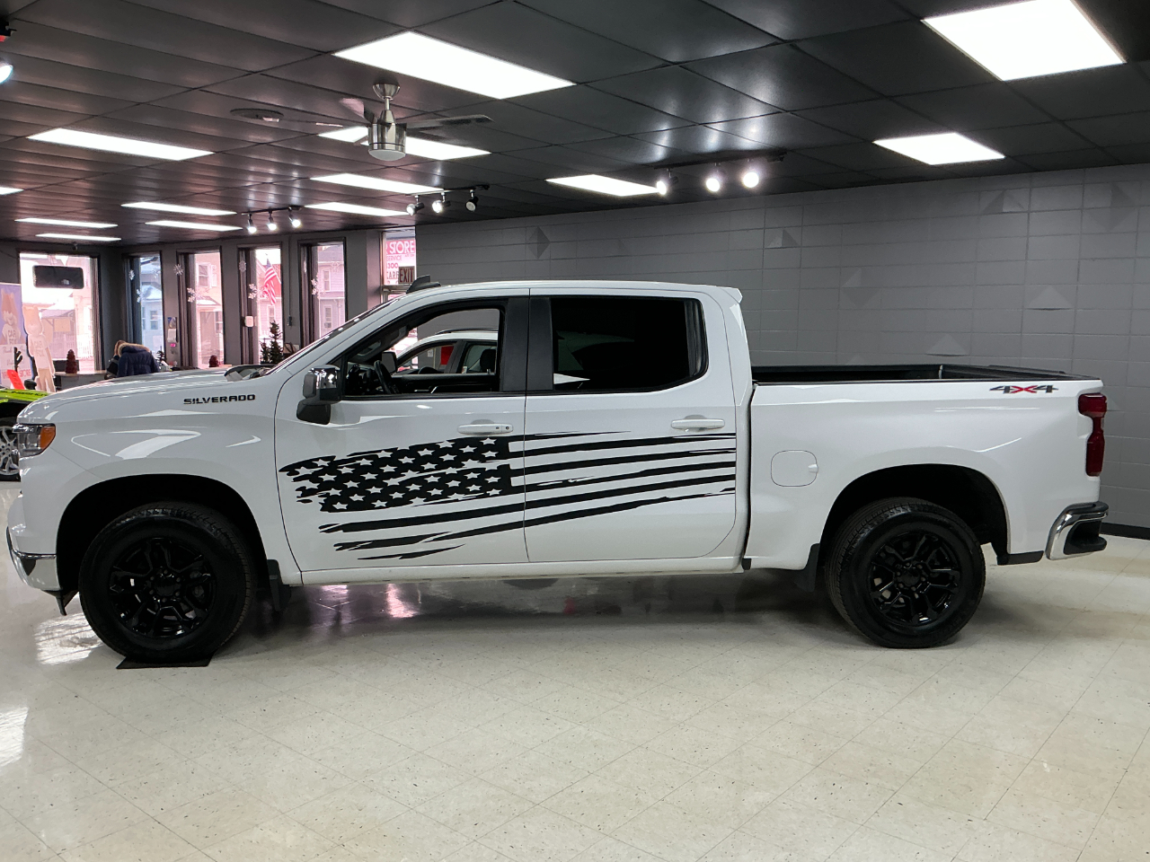 Chevrolet Silverado 1500 4WD Crew Cab 147" LT w/1LT 2023