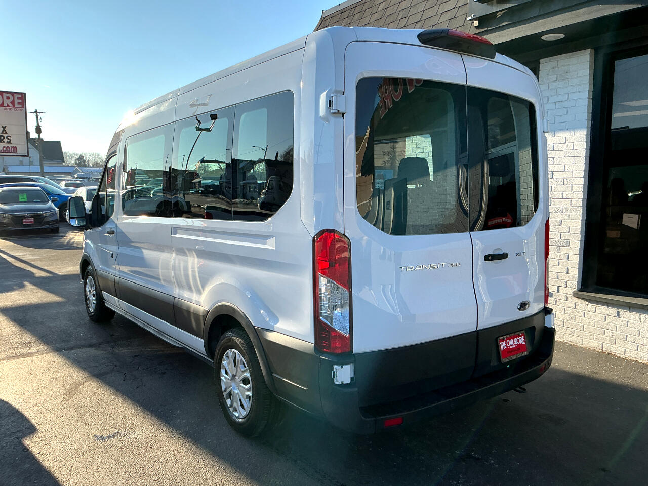 Ford Transit Passenger Wagon T-350 148" Med Roof XLT RWD 2023