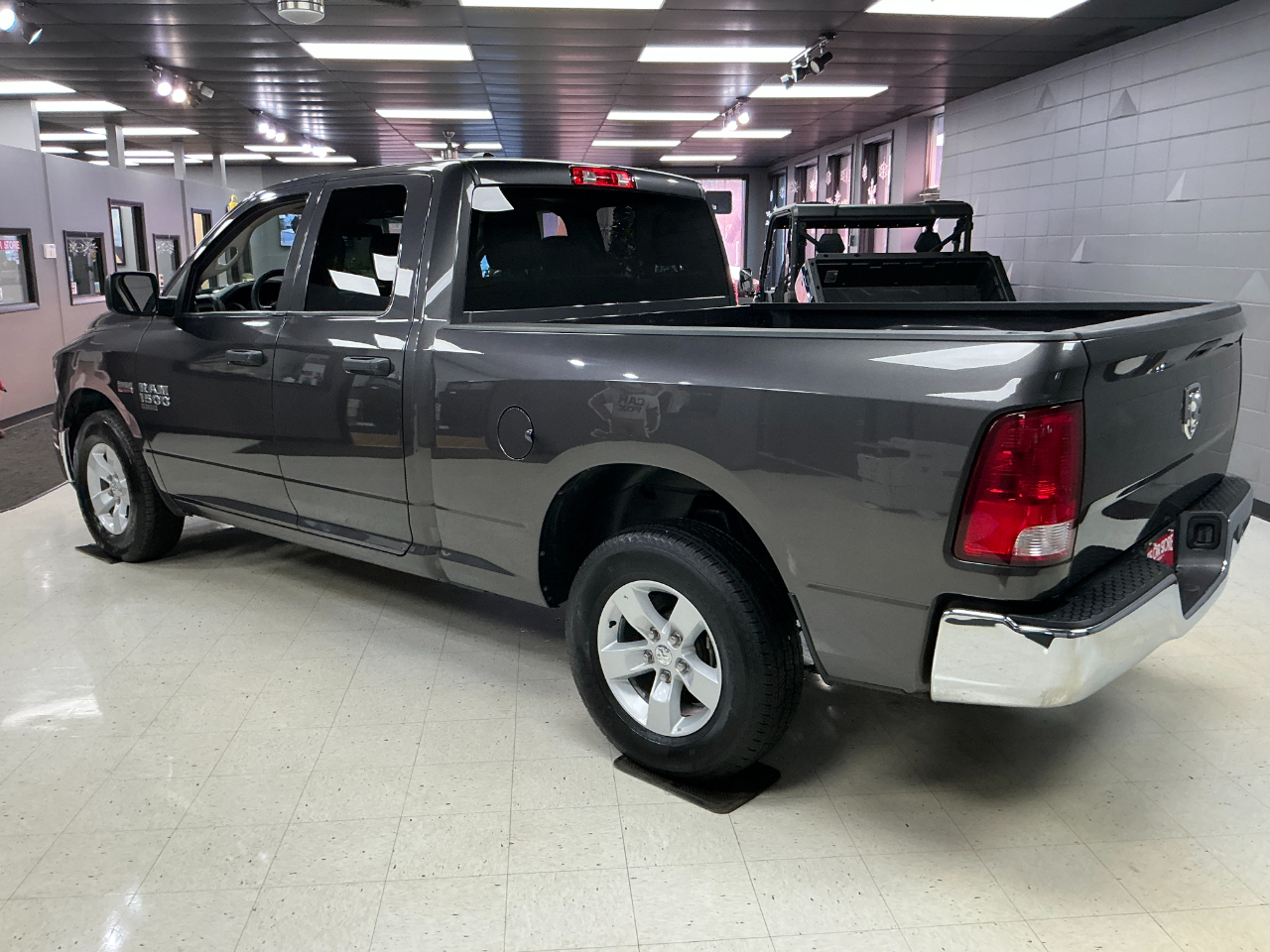 RAM 1500 Classic Tradesman 4x2 Quad Cab 6'4" Box 2022