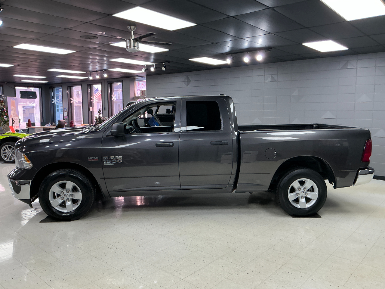 RAM 1500 Classic Tradesman 4x2 Quad Cab 6'4" Box 2022