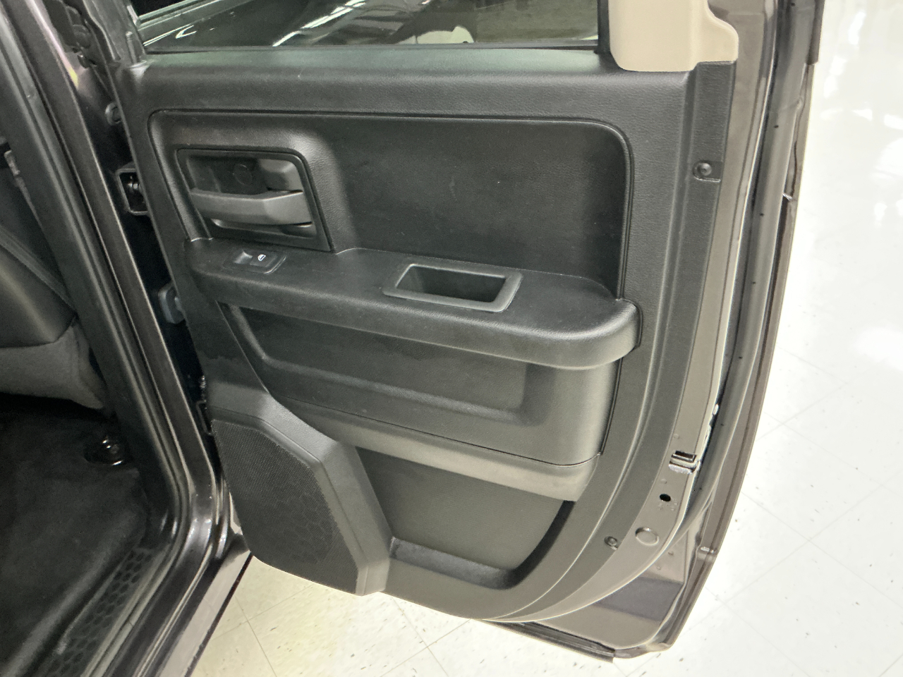 RAM 1500 Classic Tradesman 4x2 Quad Cab 6'4" Box 2022