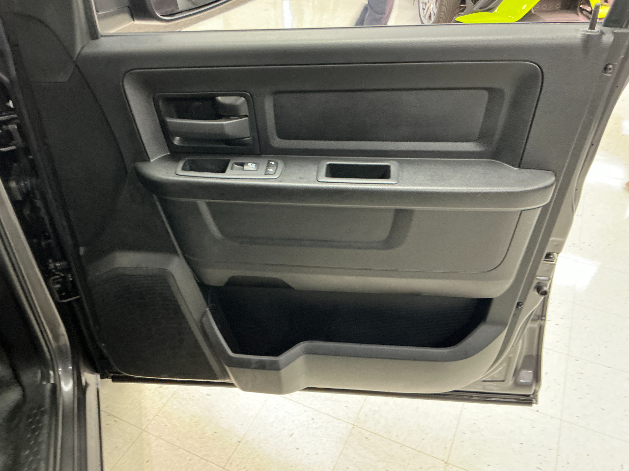 RAM 1500 Classic Tradesman 4x2 Quad Cab 6'4" Box 2022