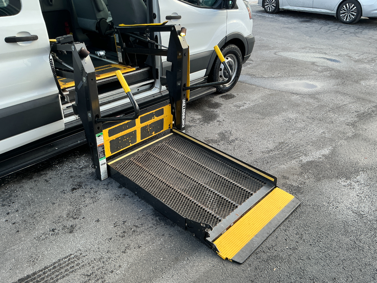 Ford Transit Wagon T-350 148" Med Roof XLT Sliding RH Dr 2015