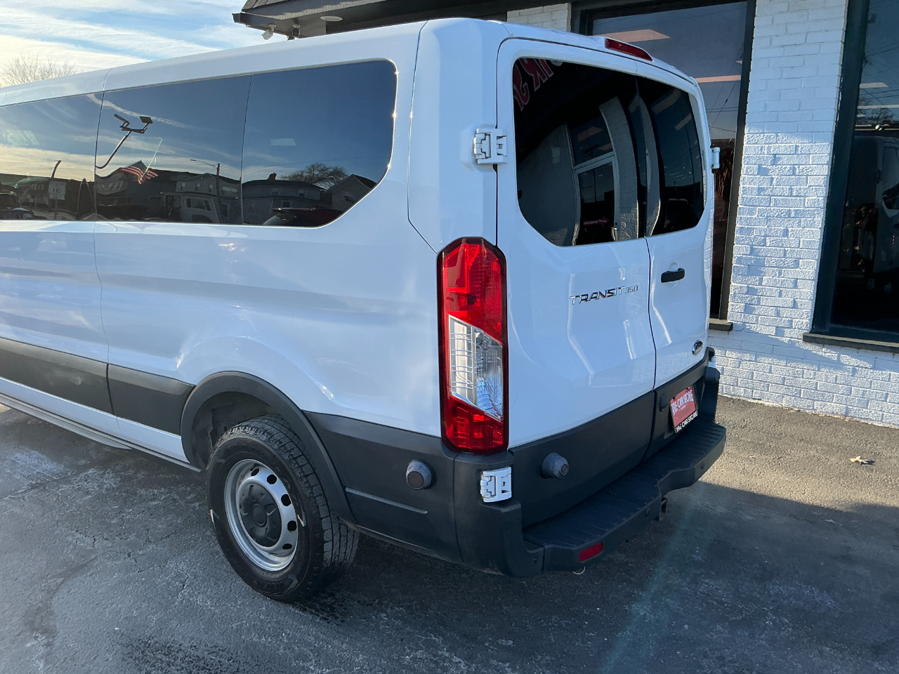 Ford Transit Wagon T-350 148" Low Roof XL Sliding RH Dr 2017