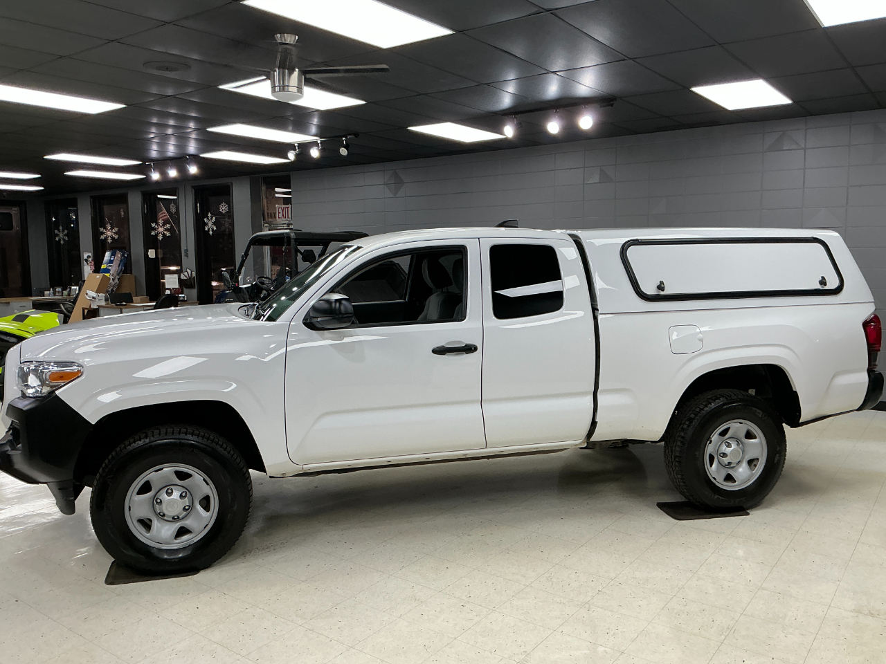 Toyota Tacoma 2WD SR Access Cab 6' Bed I4 AT (Natl) 2023