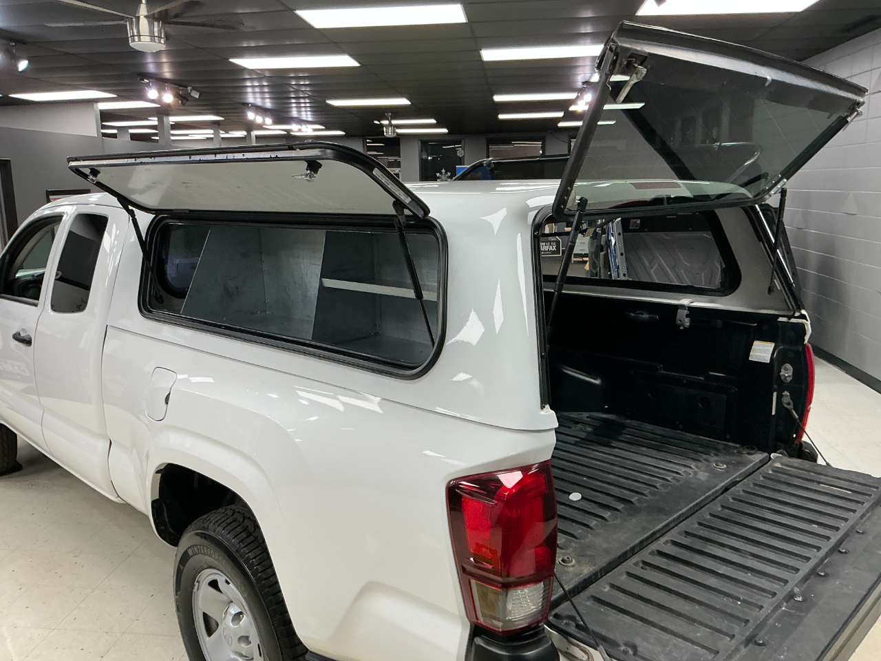 Toyota Tacoma 2WD SR Access Cab 6' Bed I4 AT (Natl) 2023