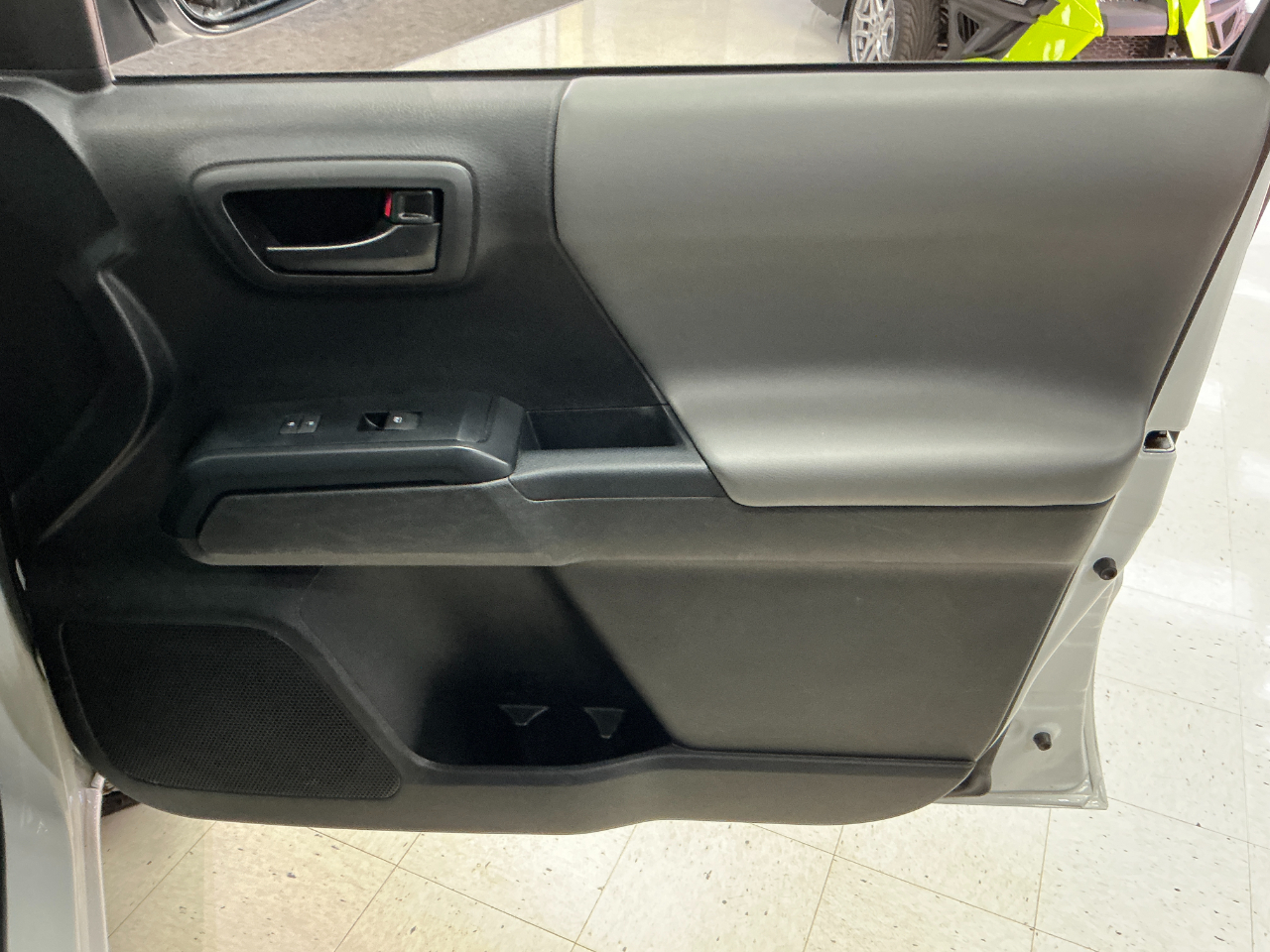 Toyota Tacoma 2WD SR Access Cab 6' Bed I4 AT (Natl) 2022