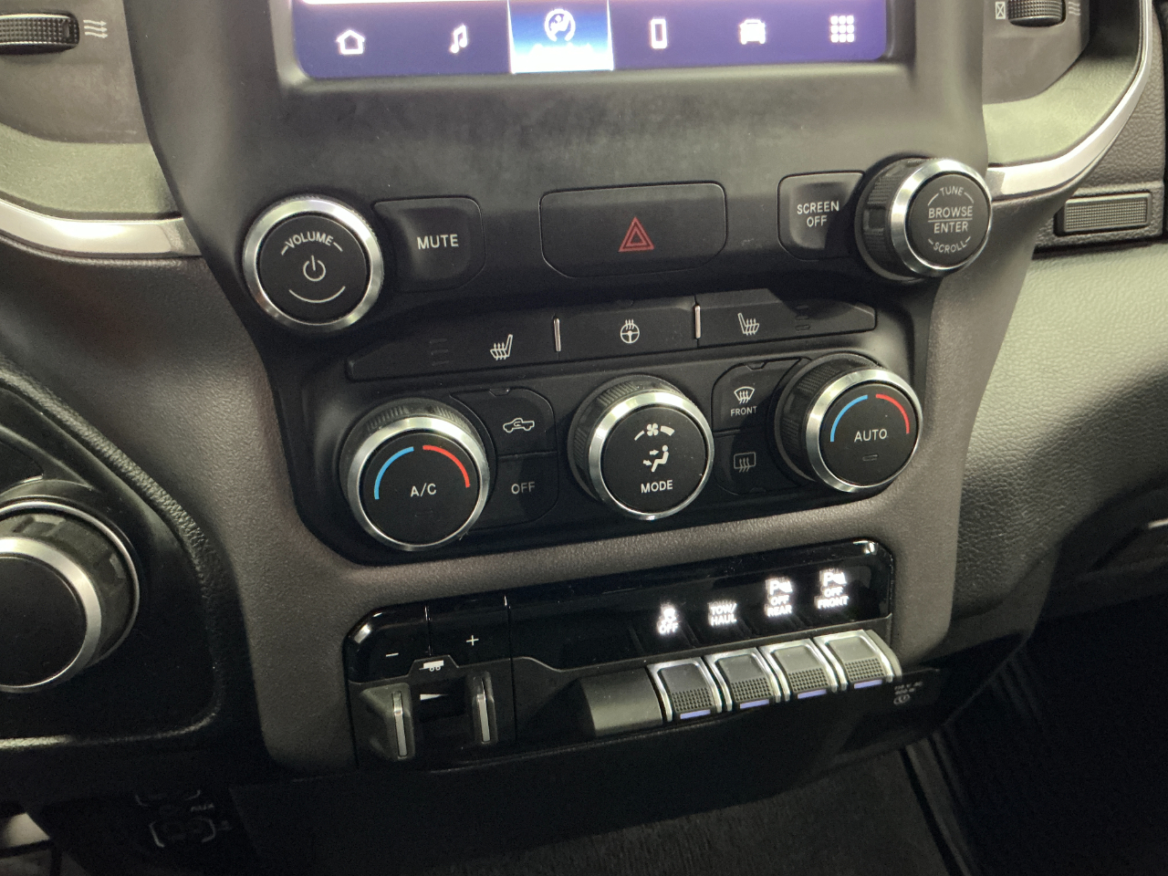 RAM 1500 Big Horn 4x4 Crew Cab 5'7" Box 2022