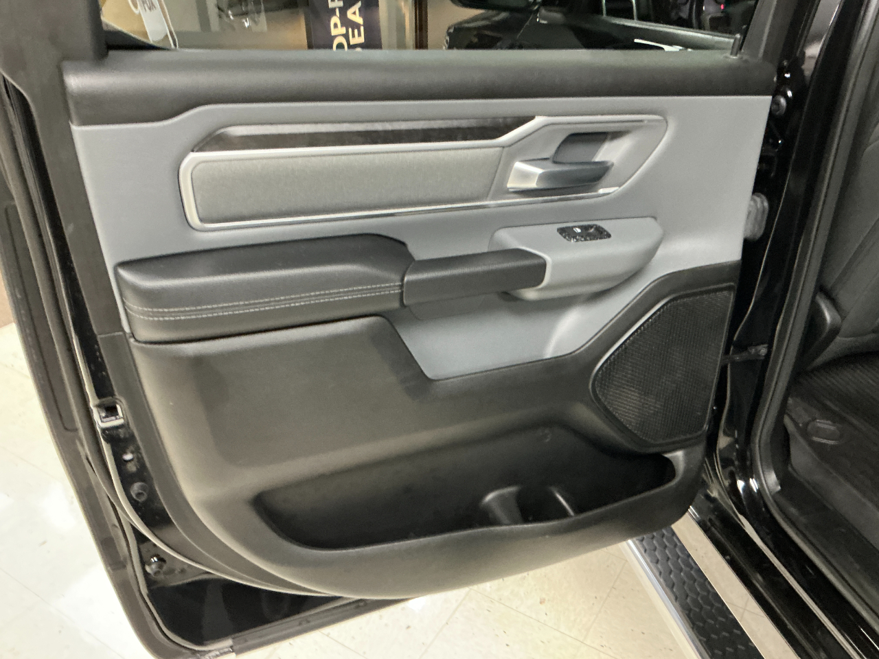 RAM 1500 Big Horn 4x4 Crew Cab 5'7" Box 2022