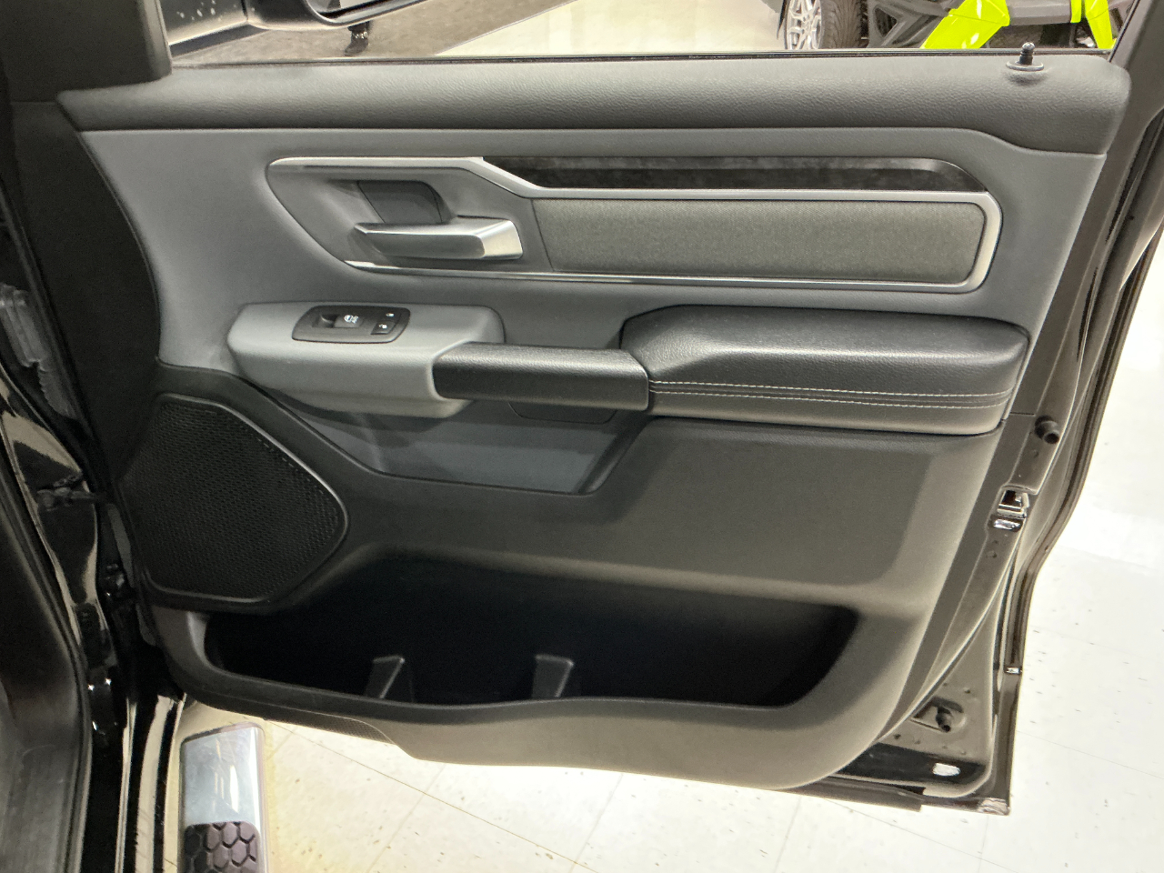 RAM 1500 Big Horn 4x4 Crew Cab 5'7" Box 2022