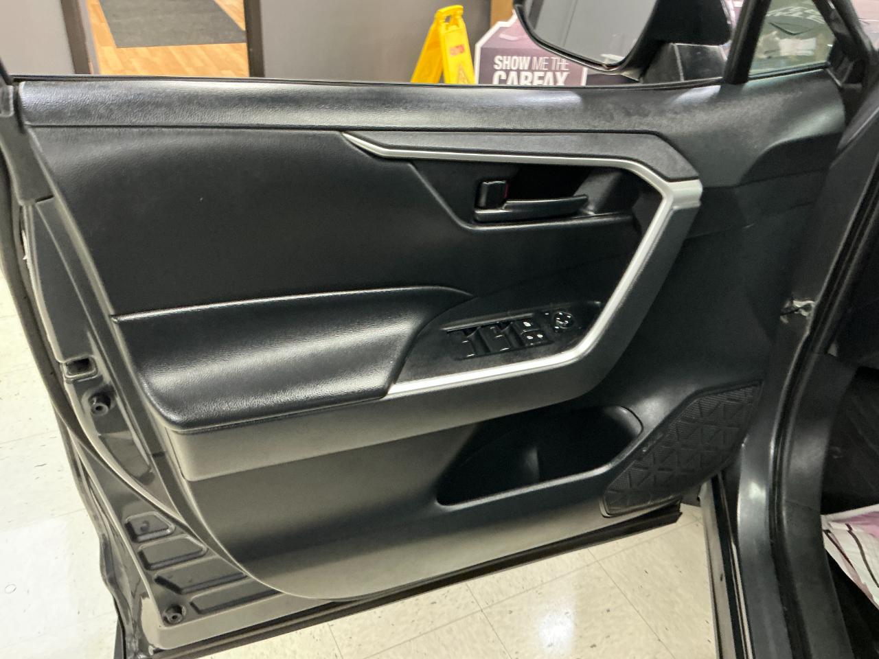 Toyota RAV4 Hybrid LE AWD (Natl) 2019