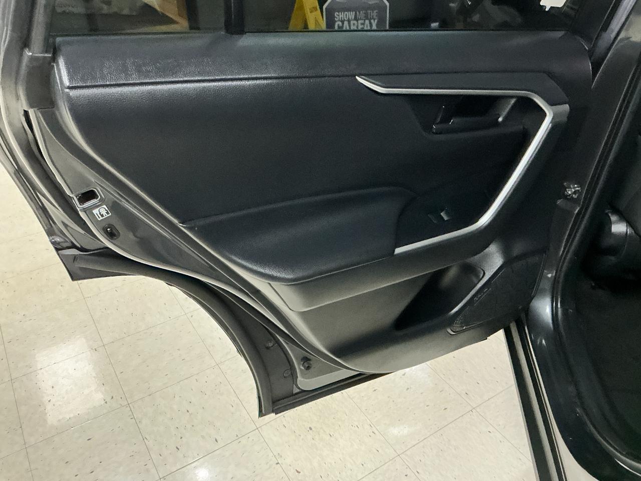 Toyota RAV4 Hybrid LE AWD (Natl) 2019