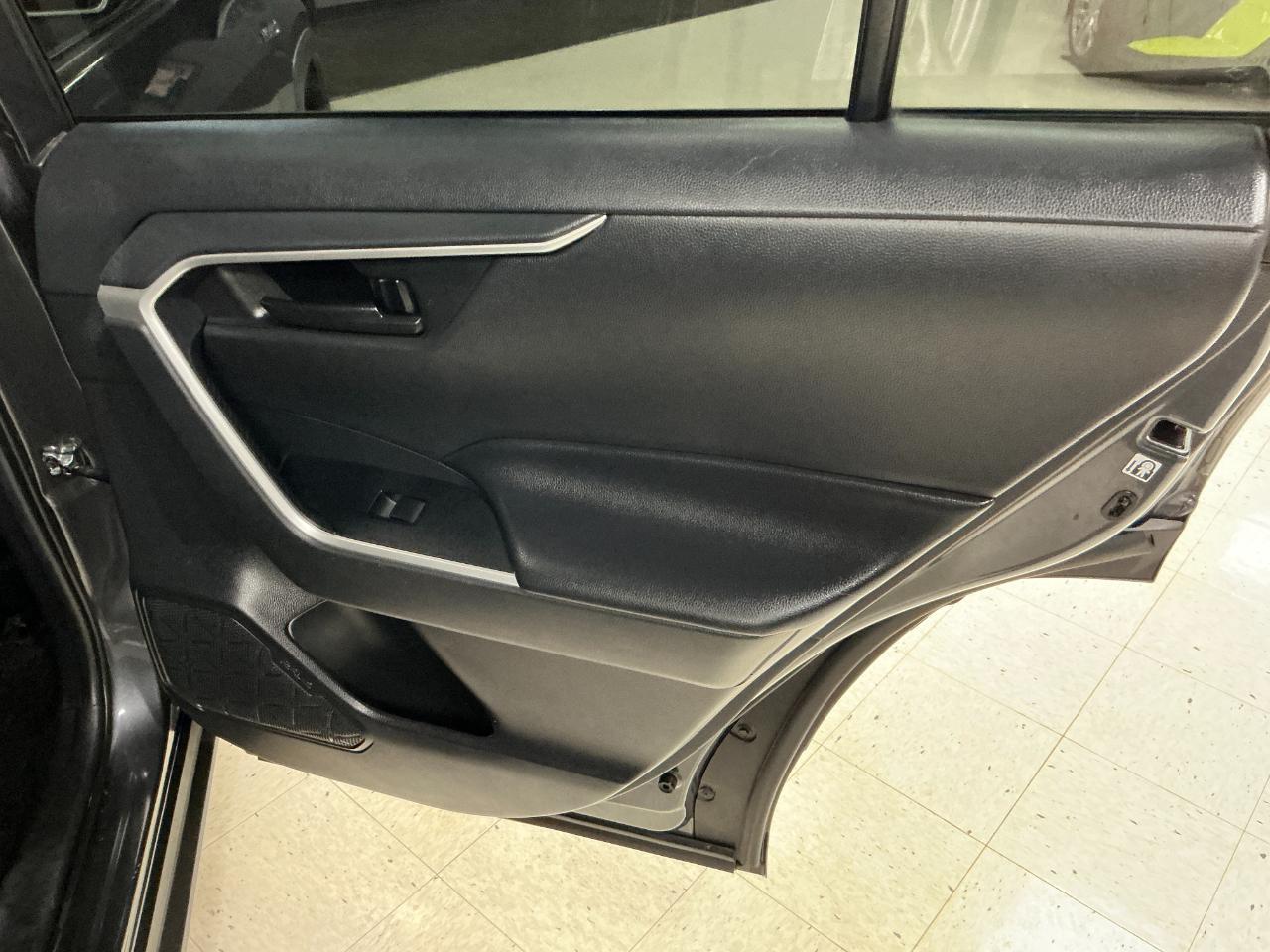 Toyota RAV4 Hybrid LE AWD (Natl) 2019