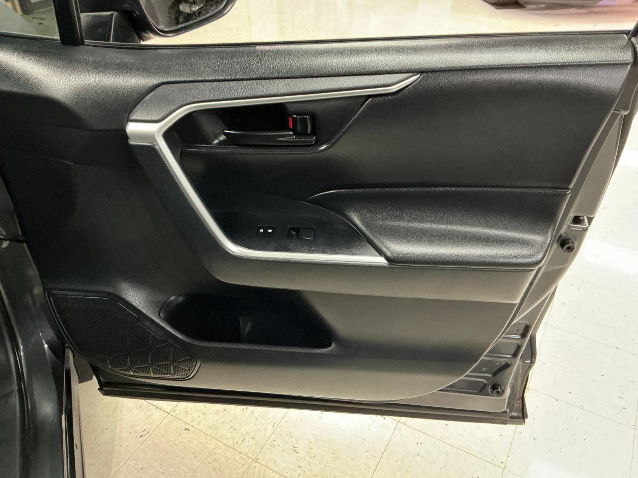 Toyota RAV4 Hybrid LE AWD (Natl) 2019