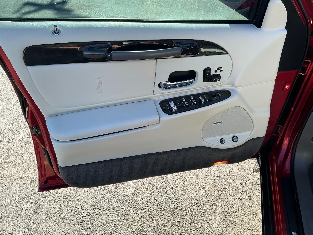 Lincoln Town Car 4dr Sdn Signature 1998