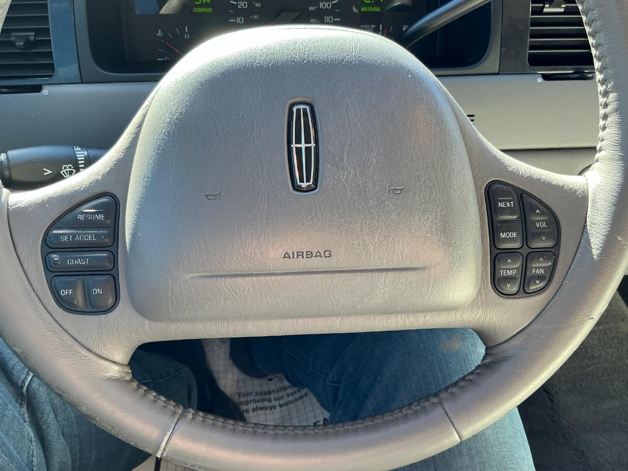 Lincoln Town Car 4dr Sdn Signature 1998