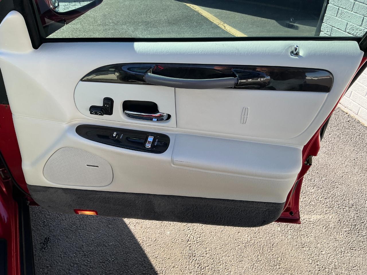 Lincoln Town Car 4dr Sdn Signature 1998