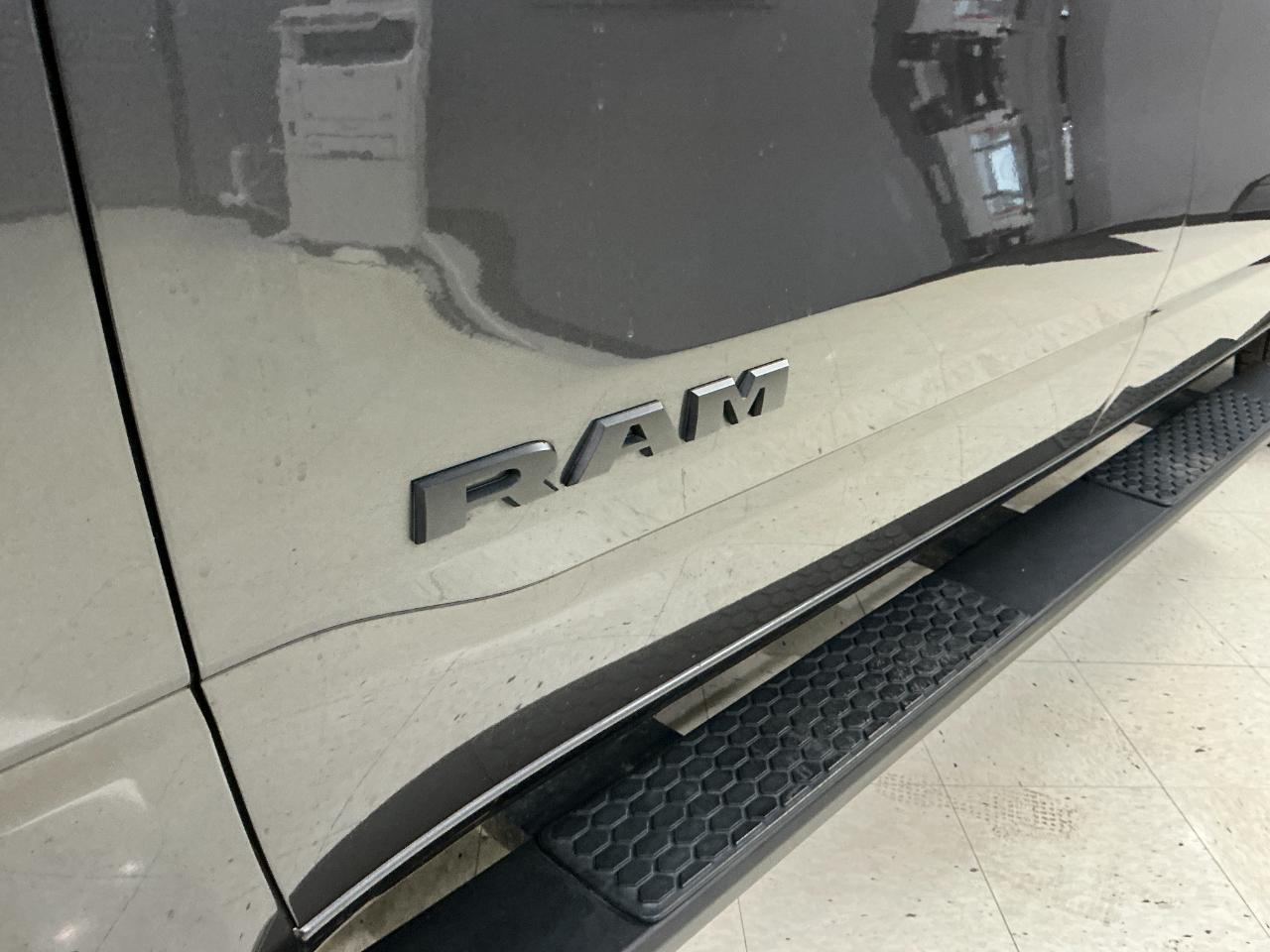 RAM 1500 Big Horn 4x4 Crew Cab 5'7" Box 2020