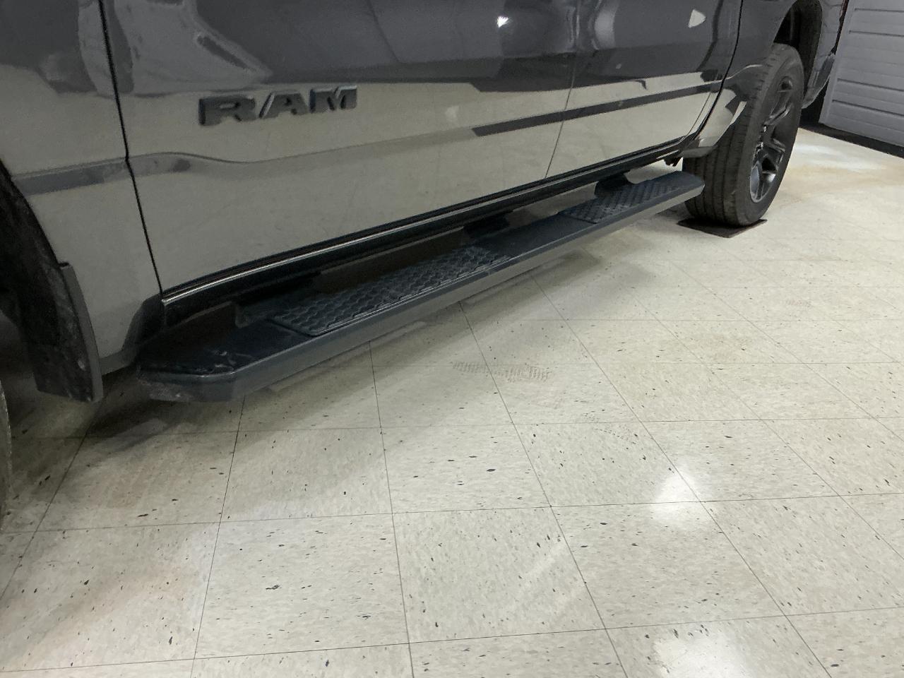 RAM 1500 Big Horn 4x4 Crew Cab 5'7" Box 2020