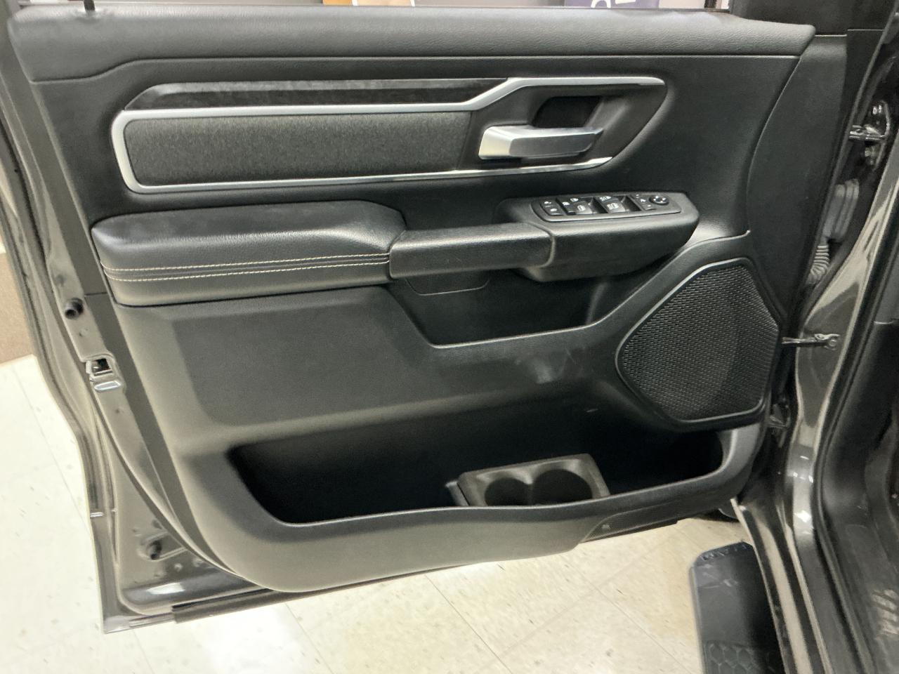 RAM 1500 Big Horn 4x4 Crew Cab 5'7" Box 2020