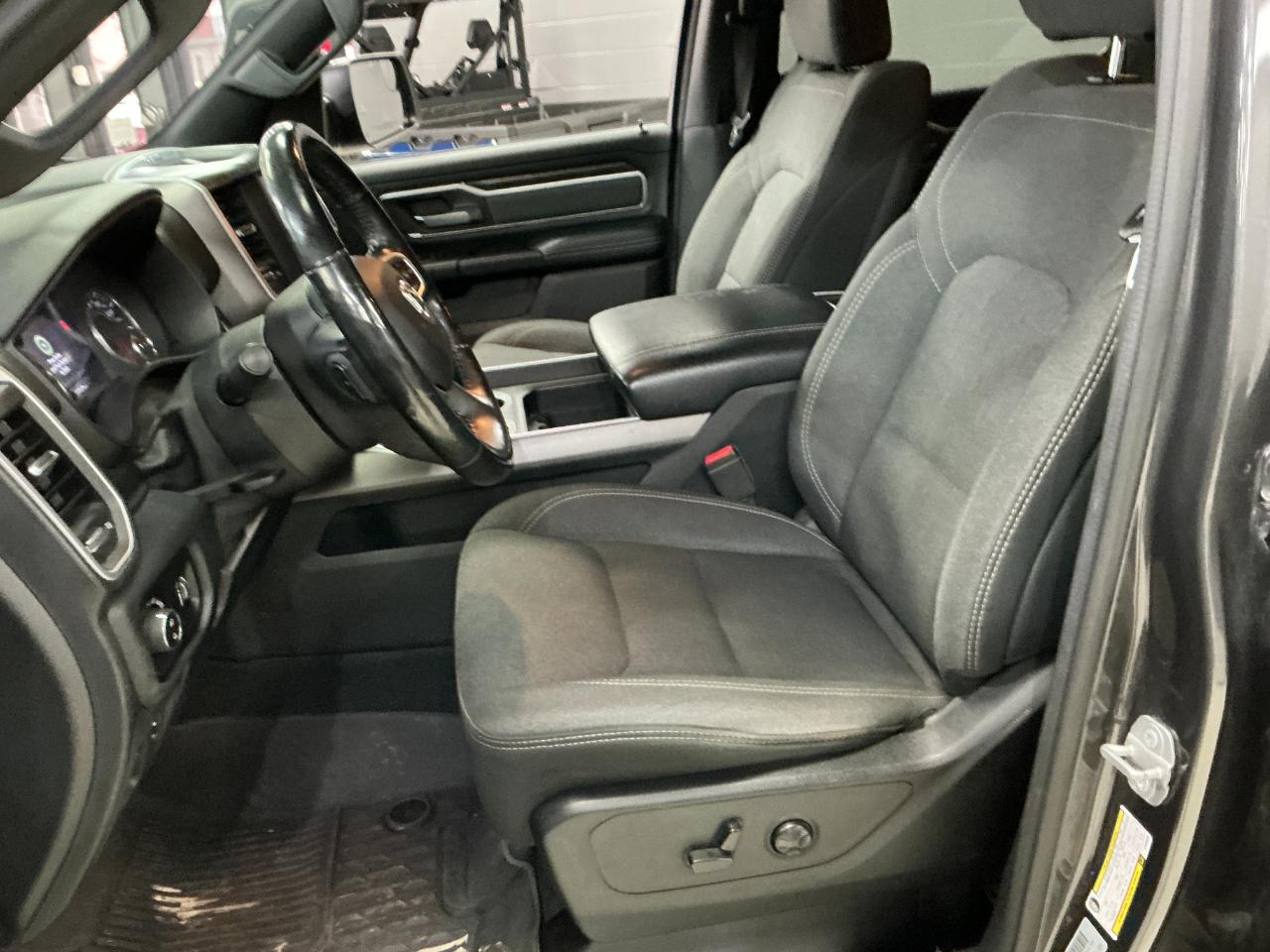 RAM 1500 Big Horn 4x4 Crew Cab 5'7" Box 2020