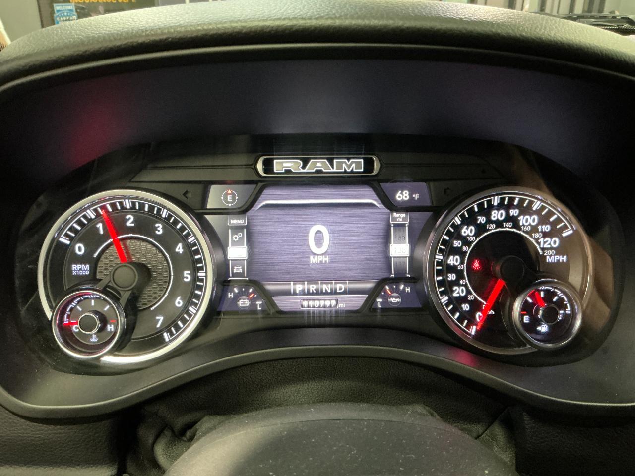 RAM 1500 Big Horn 4x4 Crew Cab 5'7" Box 2020