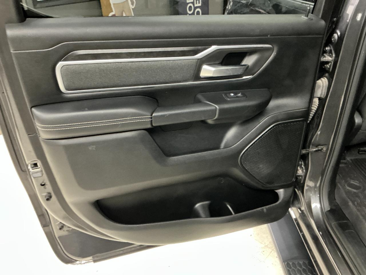 RAM 1500 Big Horn 4x4 Crew Cab 5'7" Box 2020