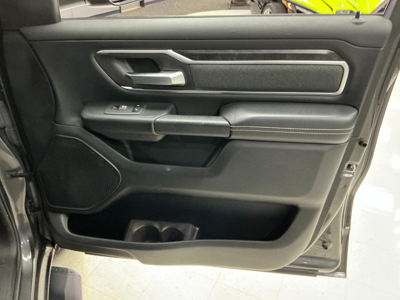 RAM 1500 Big Horn 4x4 Crew Cab 5'7" Box 2020