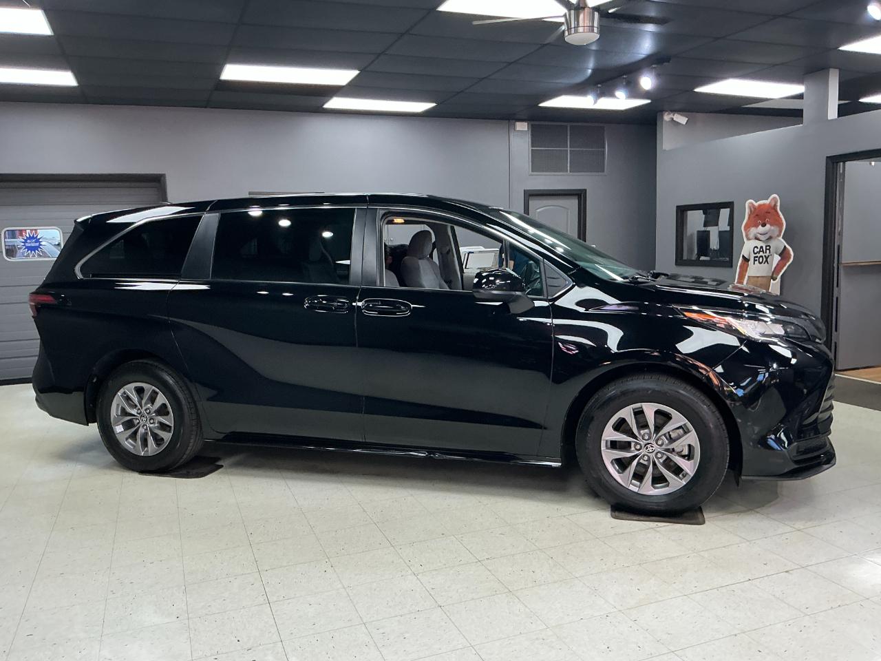 Toyota Sienna LE FWD 8-Passenger (Natl) 2022