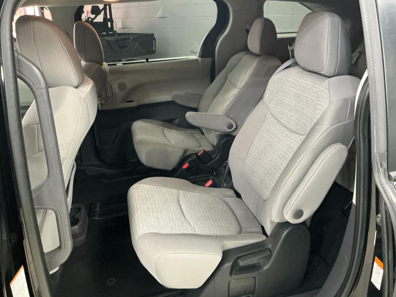Toyota Sienna LE FWD 8-Passenger (Natl) 2022