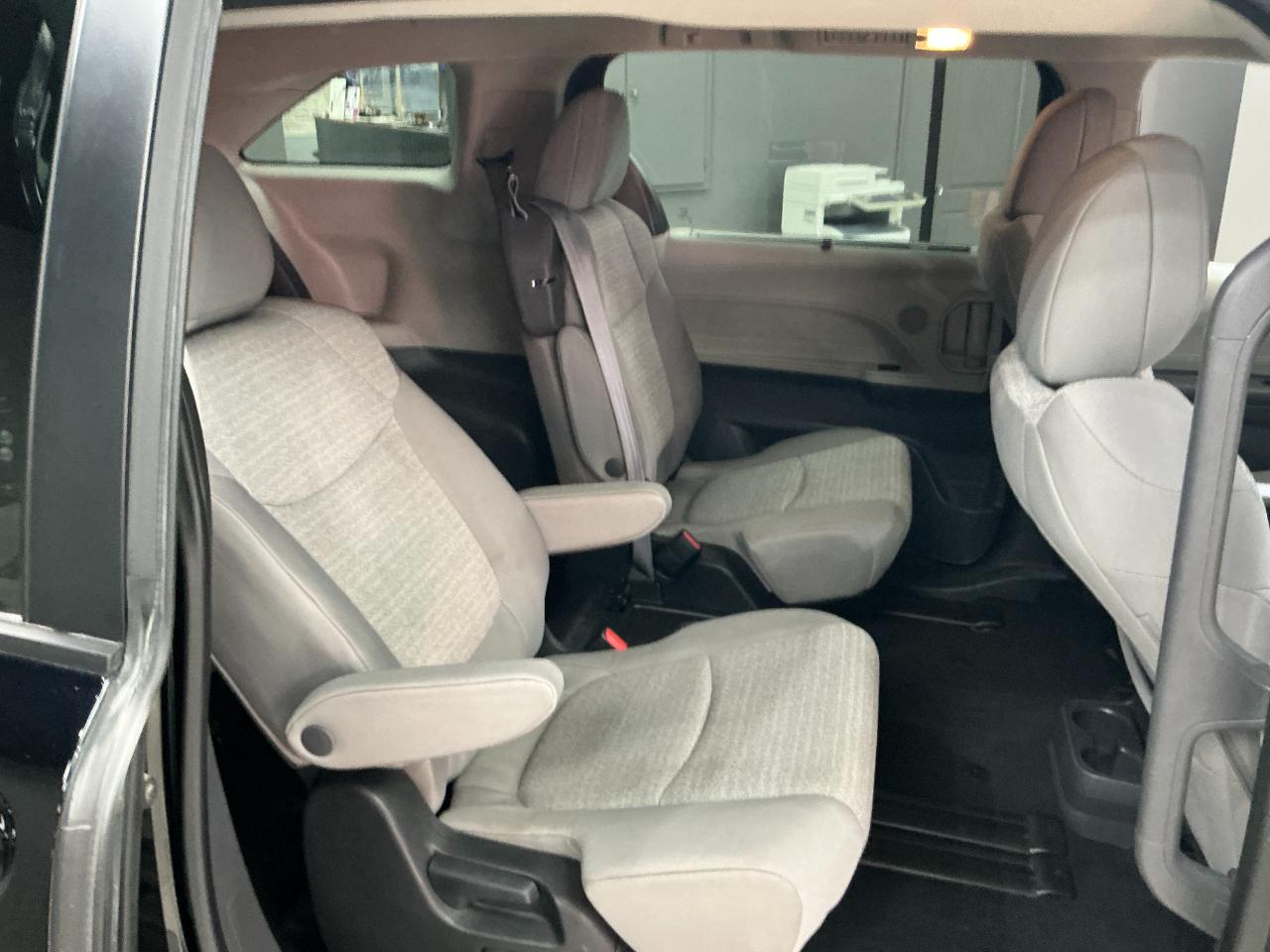 Toyota Sienna LE FWD 8-Passenger (Natl) 2022