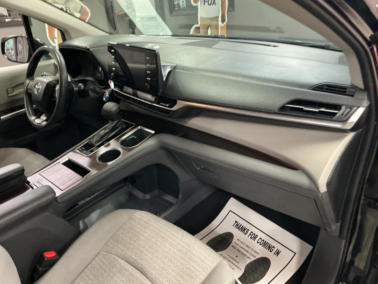 Toyota Sienna LE FWD 8-Passenger (Natl) 2022