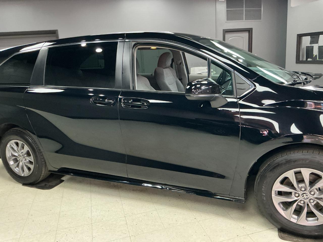 Toyota Sienna LE FWD 8-Passenger (Natl) 2022