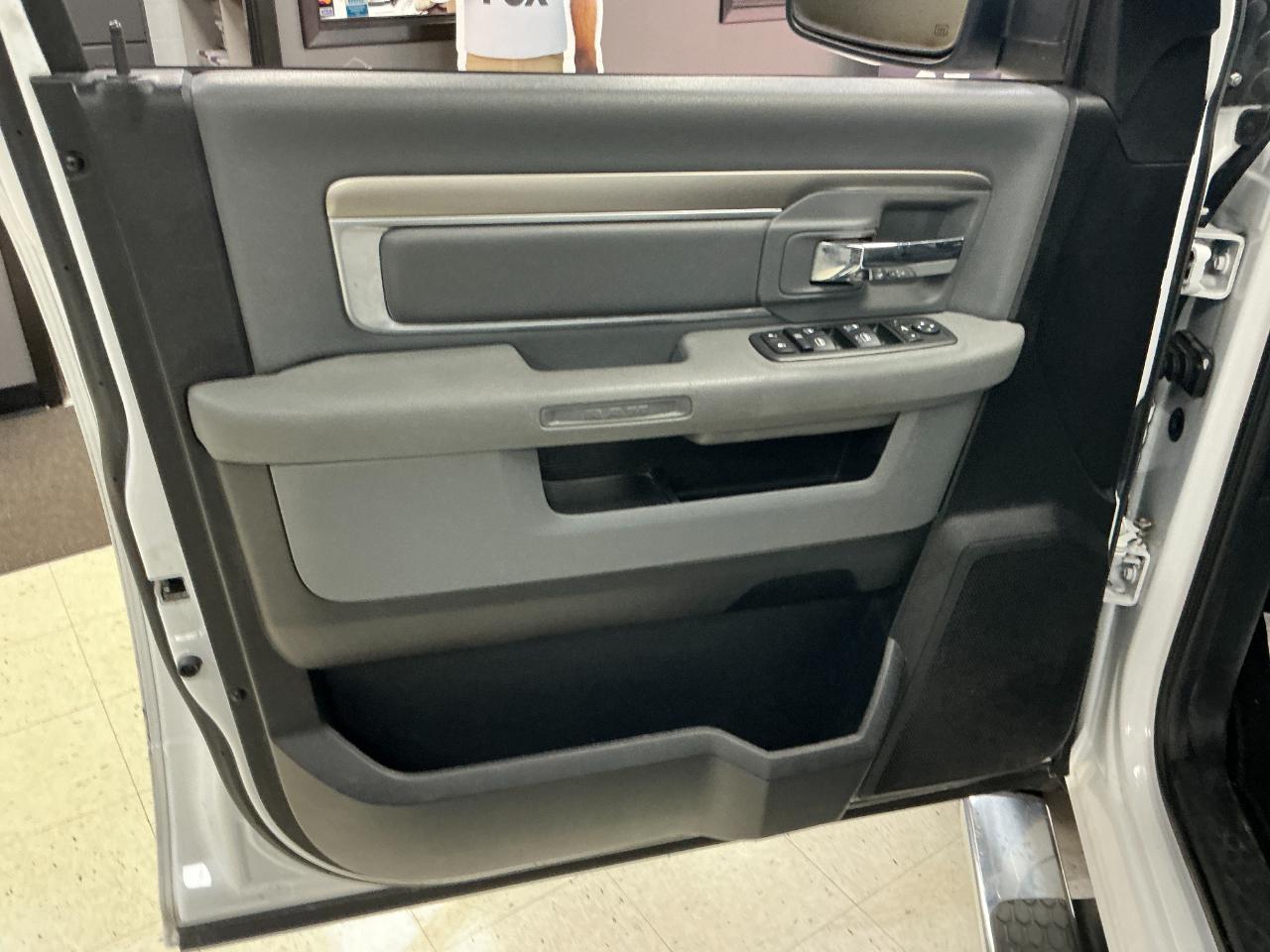 RAM 1500 4WD Crew Cab 140.5" Big Horn 2015