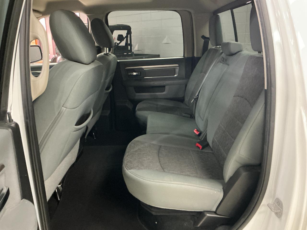 RAM 1500 4WD Crew Cab 140.5" Big Horn 2015