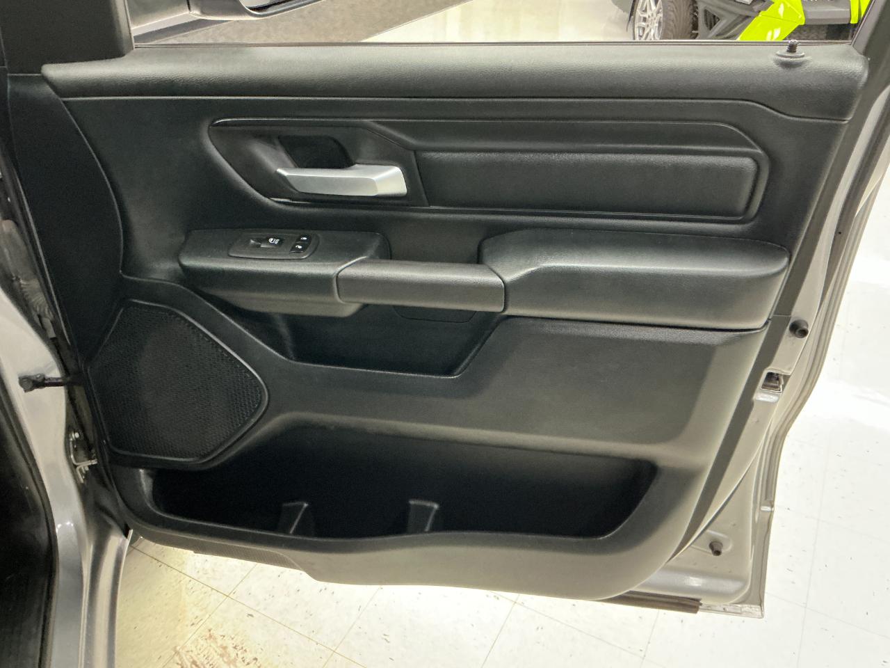 RAM 1500 Tradesman 4x4 Quad Cab 6'4" Box 2021